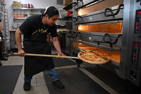Arthur Mac’s Little Snack opens with funky pizzas, hot wings at Emeryville’s Bay Street mall